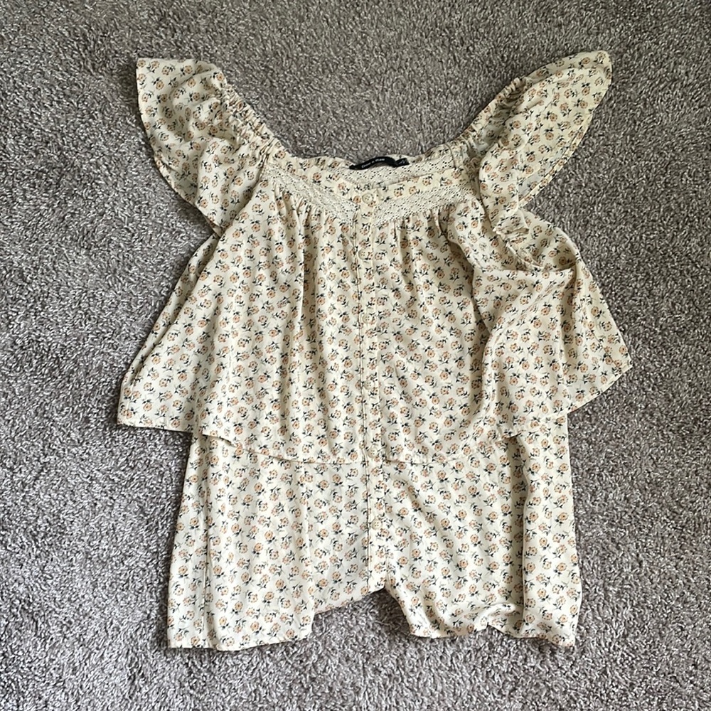 Gently worn. Butterfly sleeve blouse. Size L.